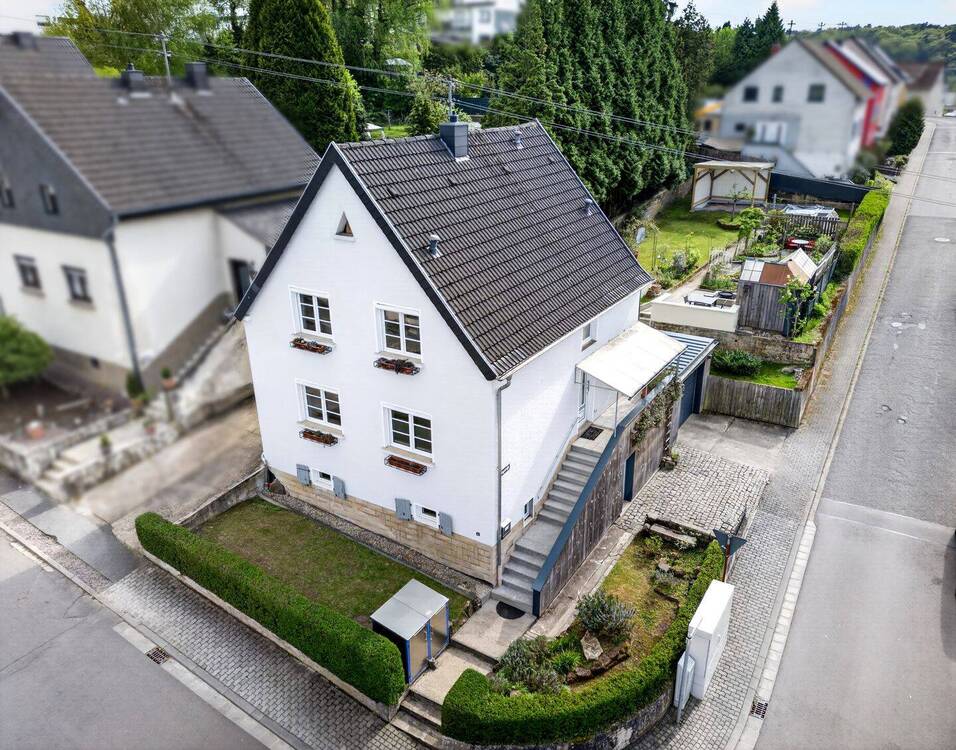 Thumbnail-Aufwendig renoviertes idyllisches Einfamilienhaus mit schönem Garten, Terrasse u. Garage + Sichern Sie sich Ihr neues Zuhause !