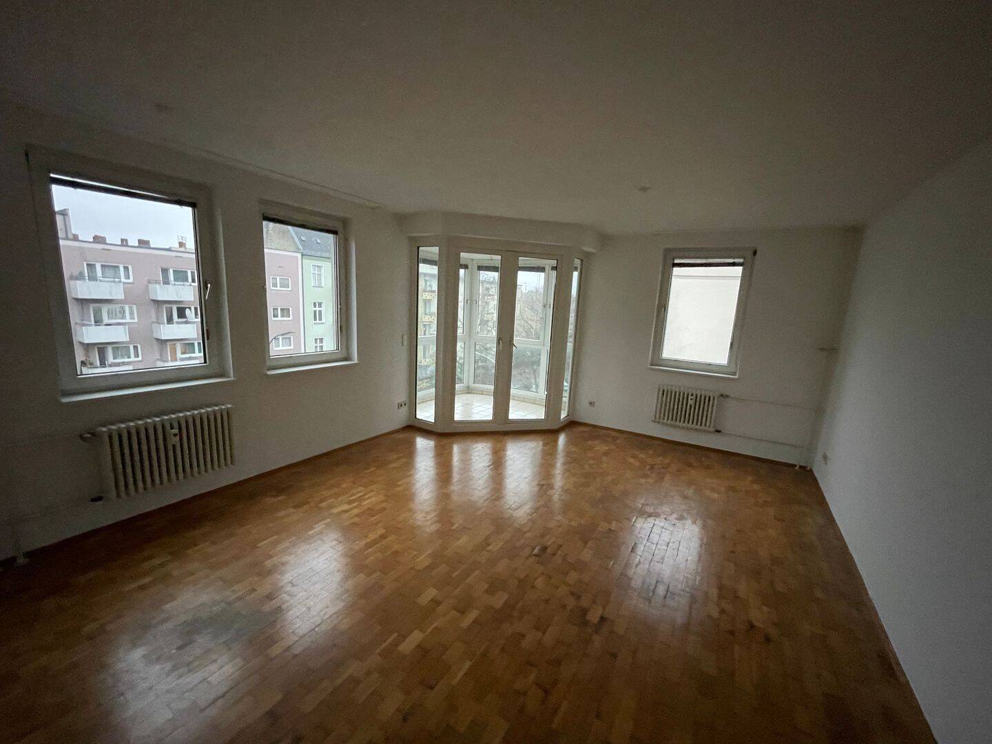 Thumbnail-Schöne 3-Zimmer-Wohnung mit Wintergarten nahe Feuerbachstraße