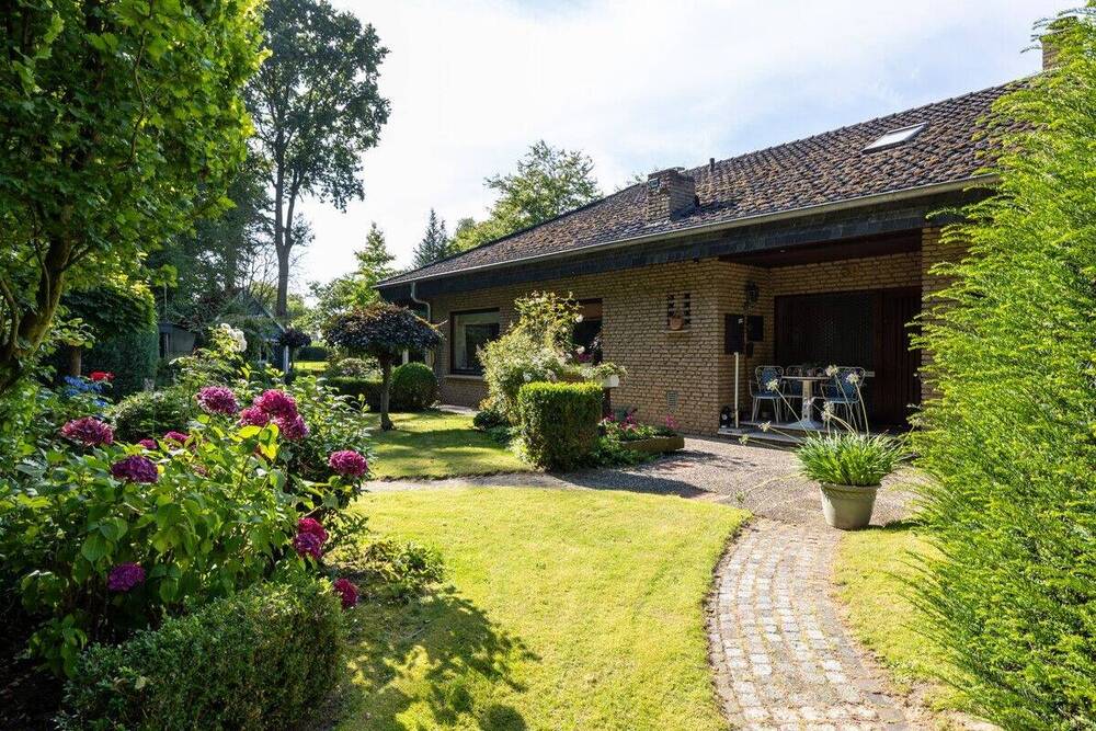 Thumbnail-*** MASSIV BUNGALOW mit WALMDACH auf RIESEN GRUNDSTÜCK mit kleinem WALDSTÜCK ***