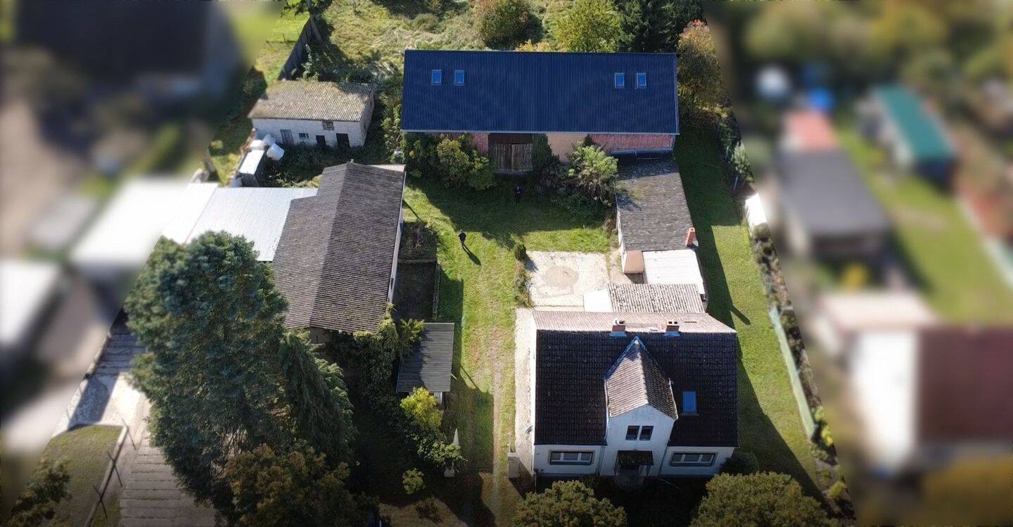 Thumbnail-Geschützter Vierseithof mit mehreren Nebengebäuden und weitläufigem Garten