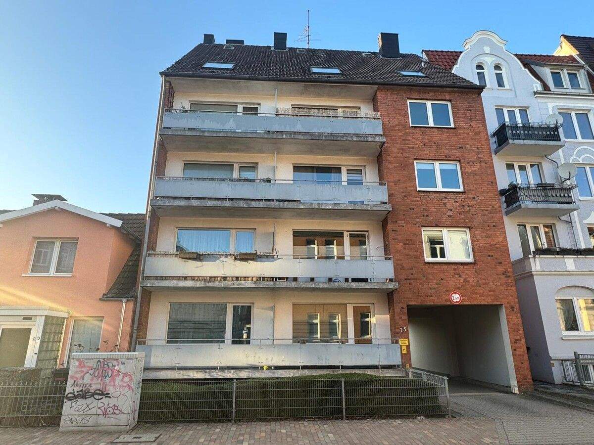 Thumbnail-Solides Mehrfamilienhaus mit 9 Wohnungen + 8 Garagen auf 596 m² Eigenland in Lübeck- St. Lorenz-Nord