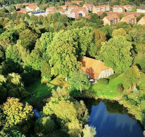 Thumbnail-Exklusiv: Stattliches Herrenhaus (ca. 550 m²Bj. 19. Jh.) auf 29.876 m² Seengrundstück (Eigenland)