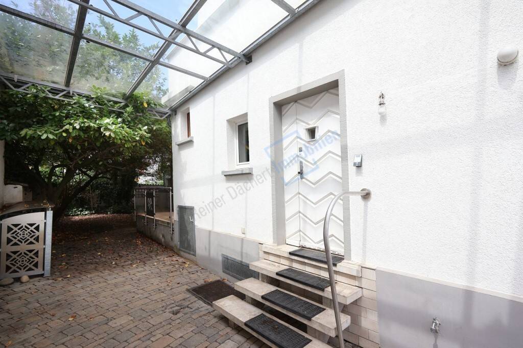 HOF / HAUSEINGANG