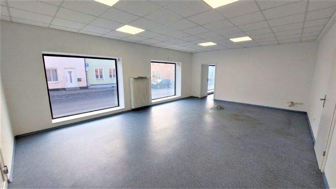 Thumbnail-Büro - Verkaufsraum an der Regensburger Str.10 mit 2 Räume auf 74 m² in Nabburg zu vermieten