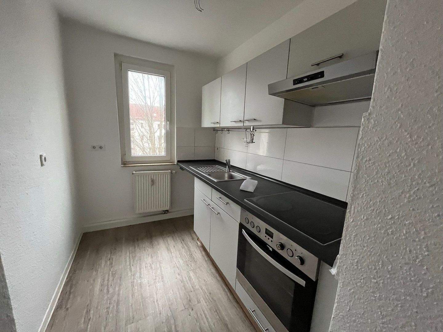Thumbnail-Megapreis...hier kommt die neue mit Balkon.. ..helle, moderne 3 Zimmer-Wohnung mit Einbauküche . sofort einzugsfertig