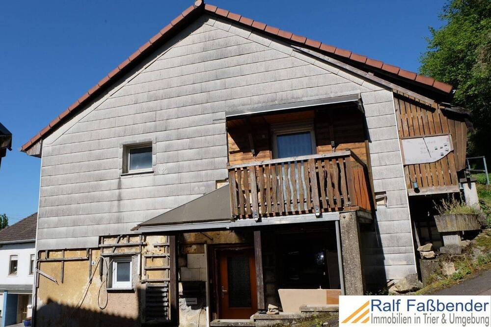 Thumbnail-Wellen, Handwerkerhaus mit kleinem Garten u. Garage.