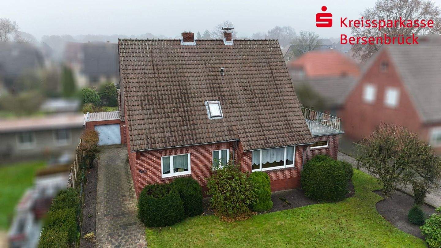 Thumbnail-Ein-Zweifamilienhaus mit großem Eigentumsgrundstück