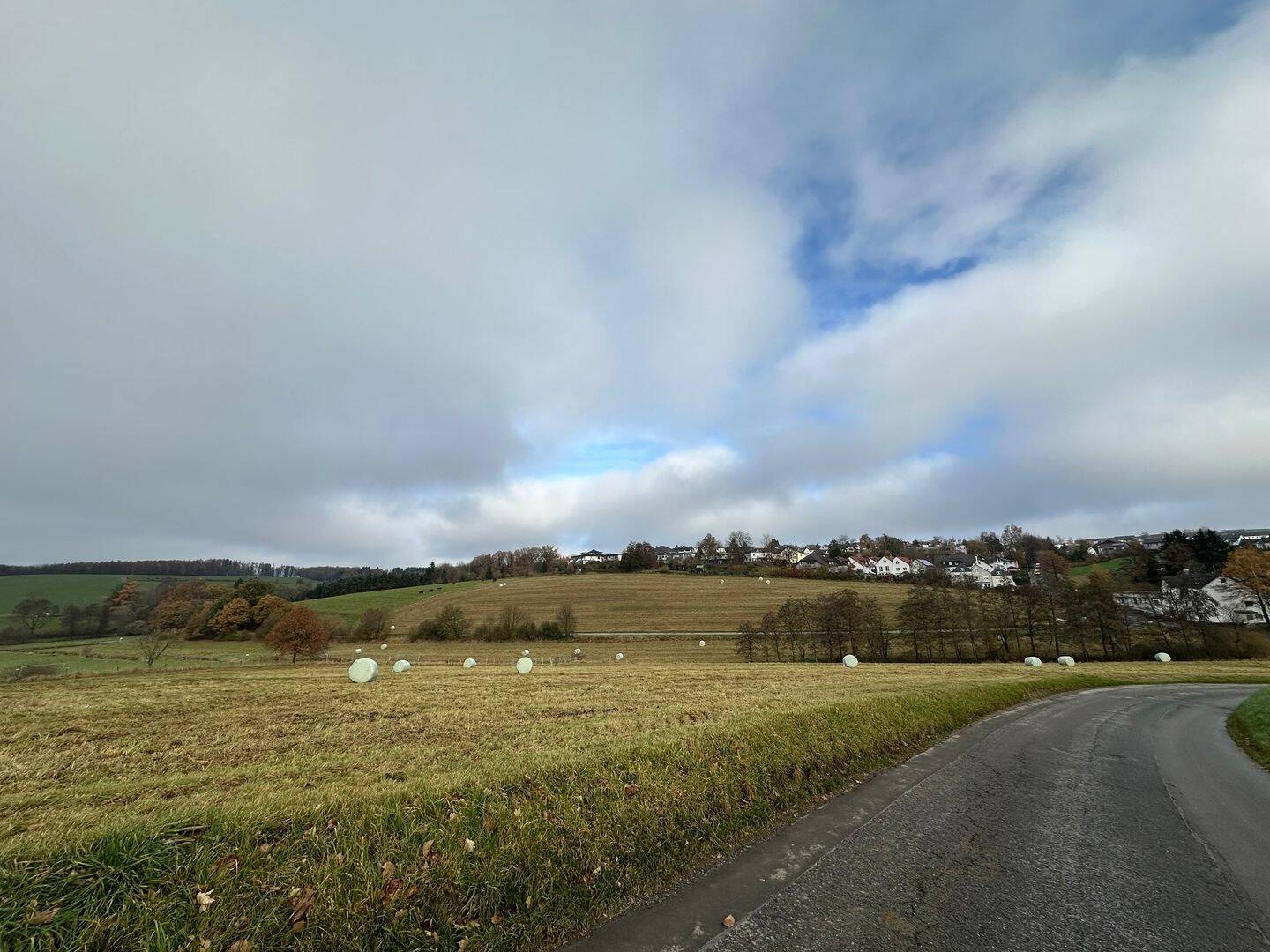 Thumbnail-Ländliches Haus mit zwei Scheunen Wald, Wiese und Grünflächen in Halver zu verkaufen.
