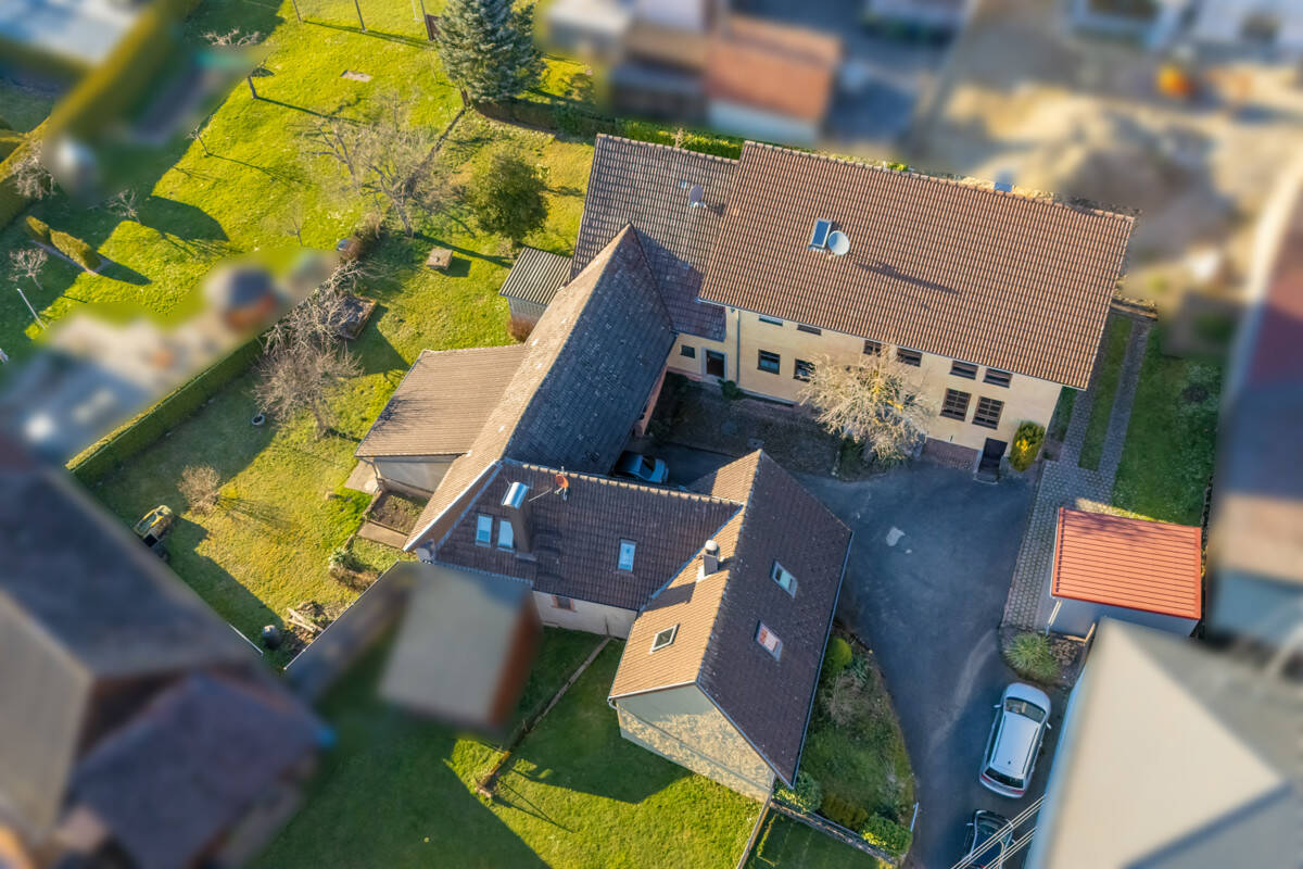 Thumbnail-Anwesen mit großem Wohnhaus und historischem Nebengebäude