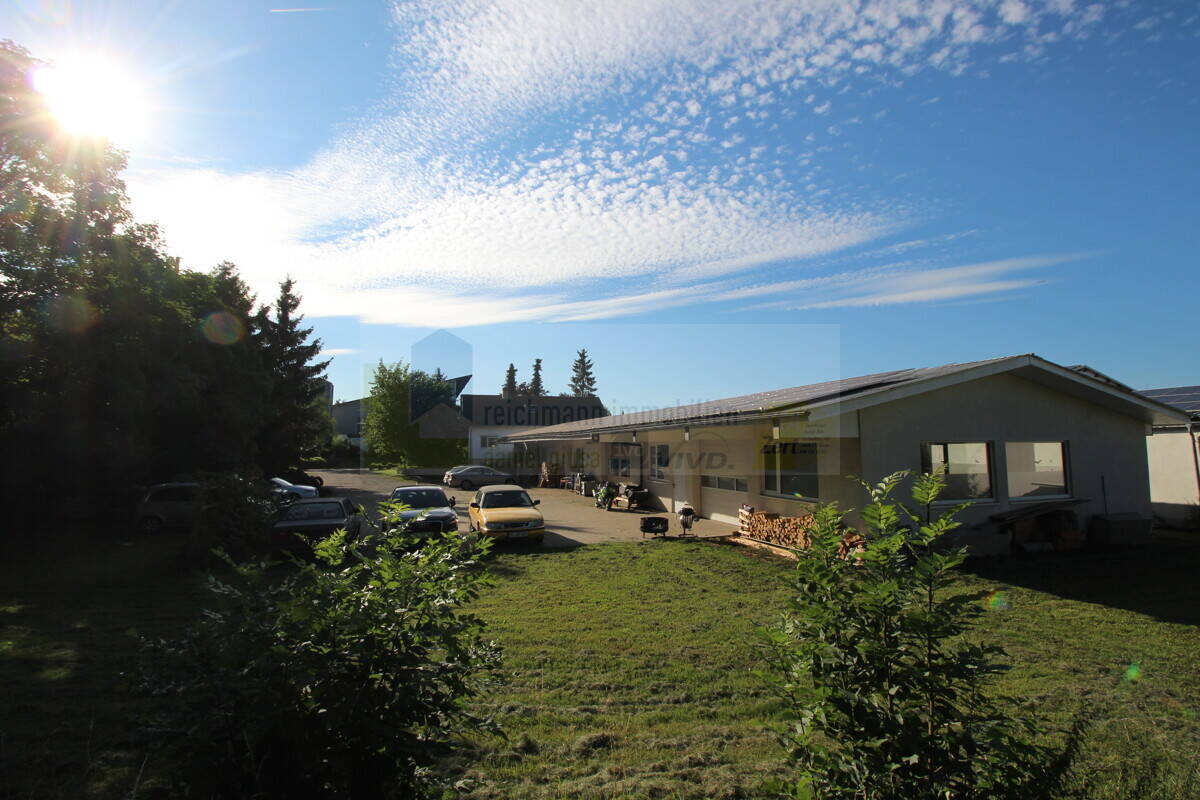 Thumbnail-Wohnen, Arbeiten und Vermieten - vielseitiges Ensemble mit Wohnhaus, Werkhalle und Photovoltaik in Hüfingen!