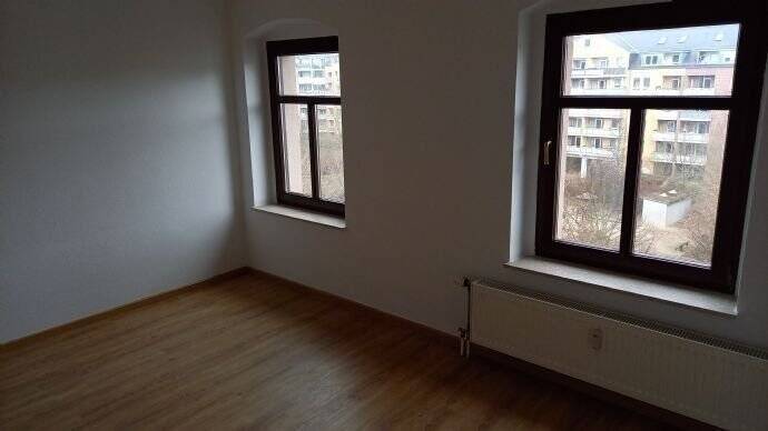 Thumbnail-Erster Monat geschenkt! Helle 3-Zimmer DG-Wohnung, Aufzug