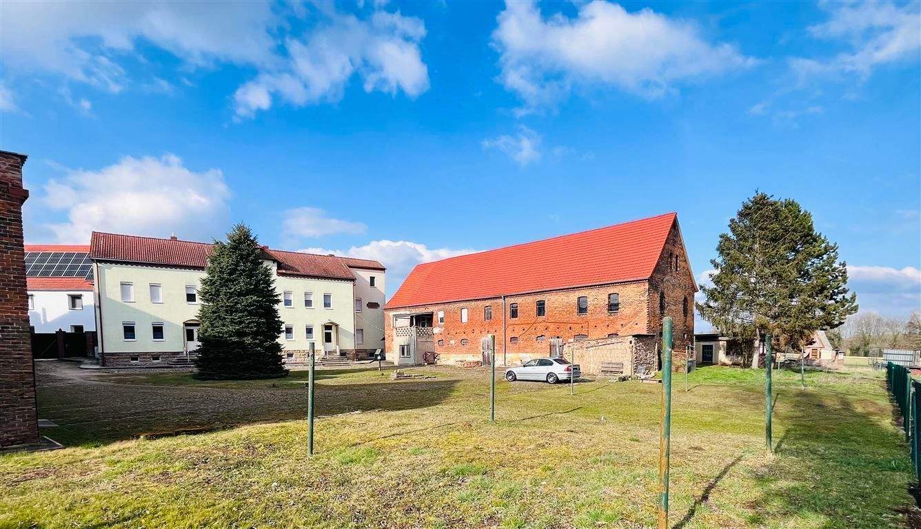 Thumbnail-Attraktives Investment: Mehrfamilienhaus mit Nebengebäuden und umfangreichem Bauland