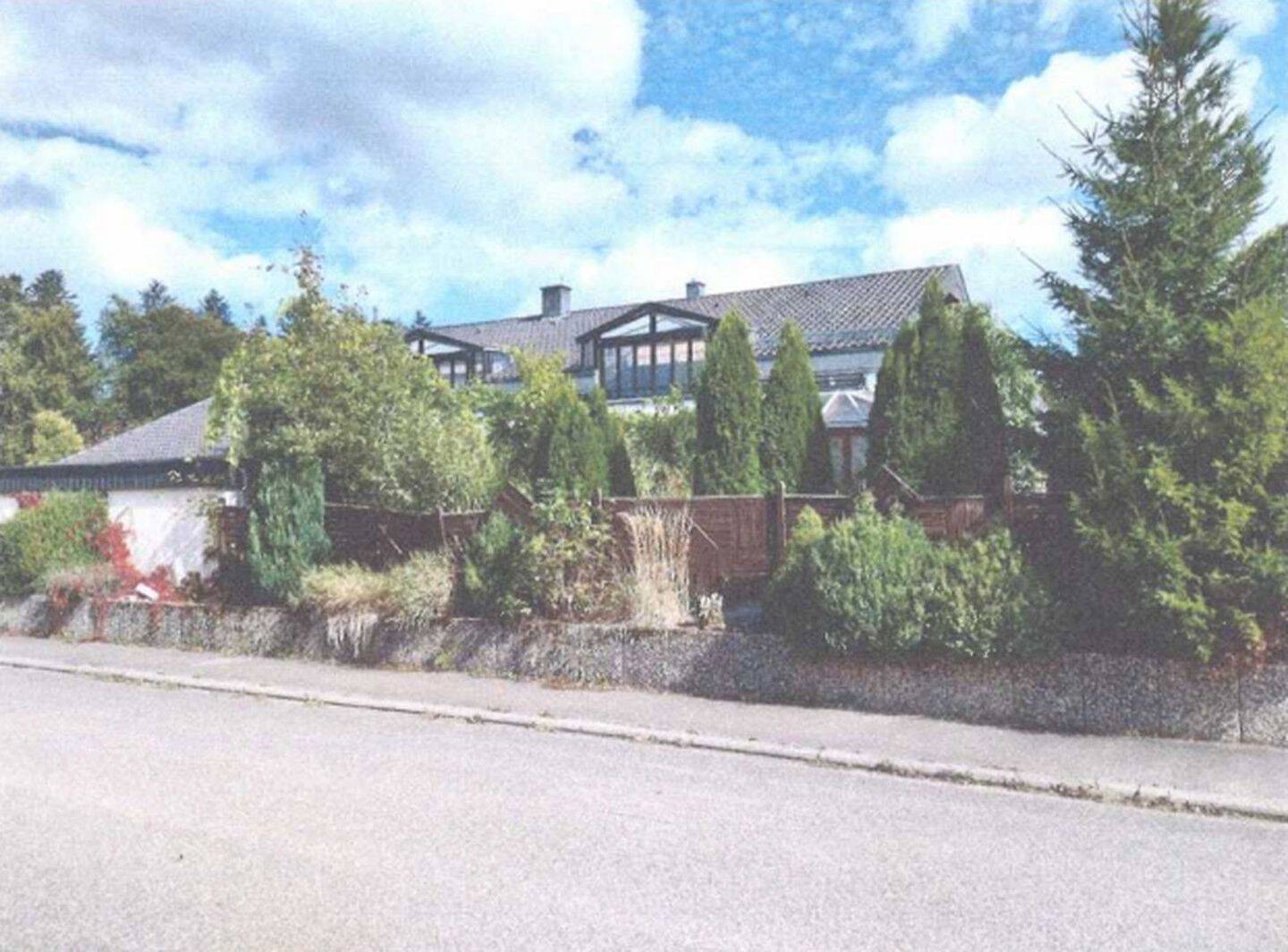 Thumbnail-Zweifamilienhaus mit Einliegerwohnung und Garagen im Stock, Untergeschoss mit Schwimmad und Sauna