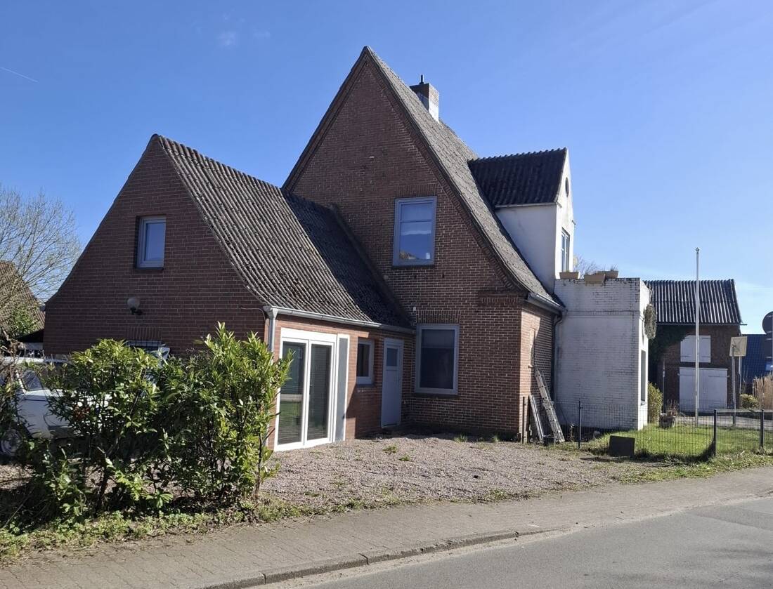 Thumbnail-Freistehendes Einfamilienhaus mit Balkon und Terrasse