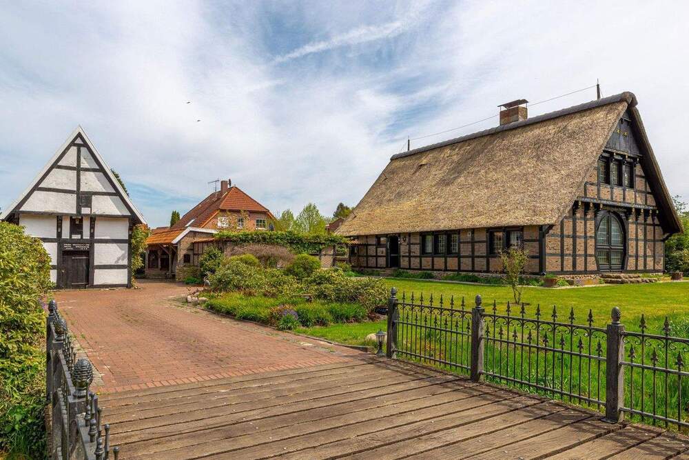 Thumbnail-Naturnahes Fachwerkhaus auf liebevollem Grundstück mit Spieker, Carport u. Pergola