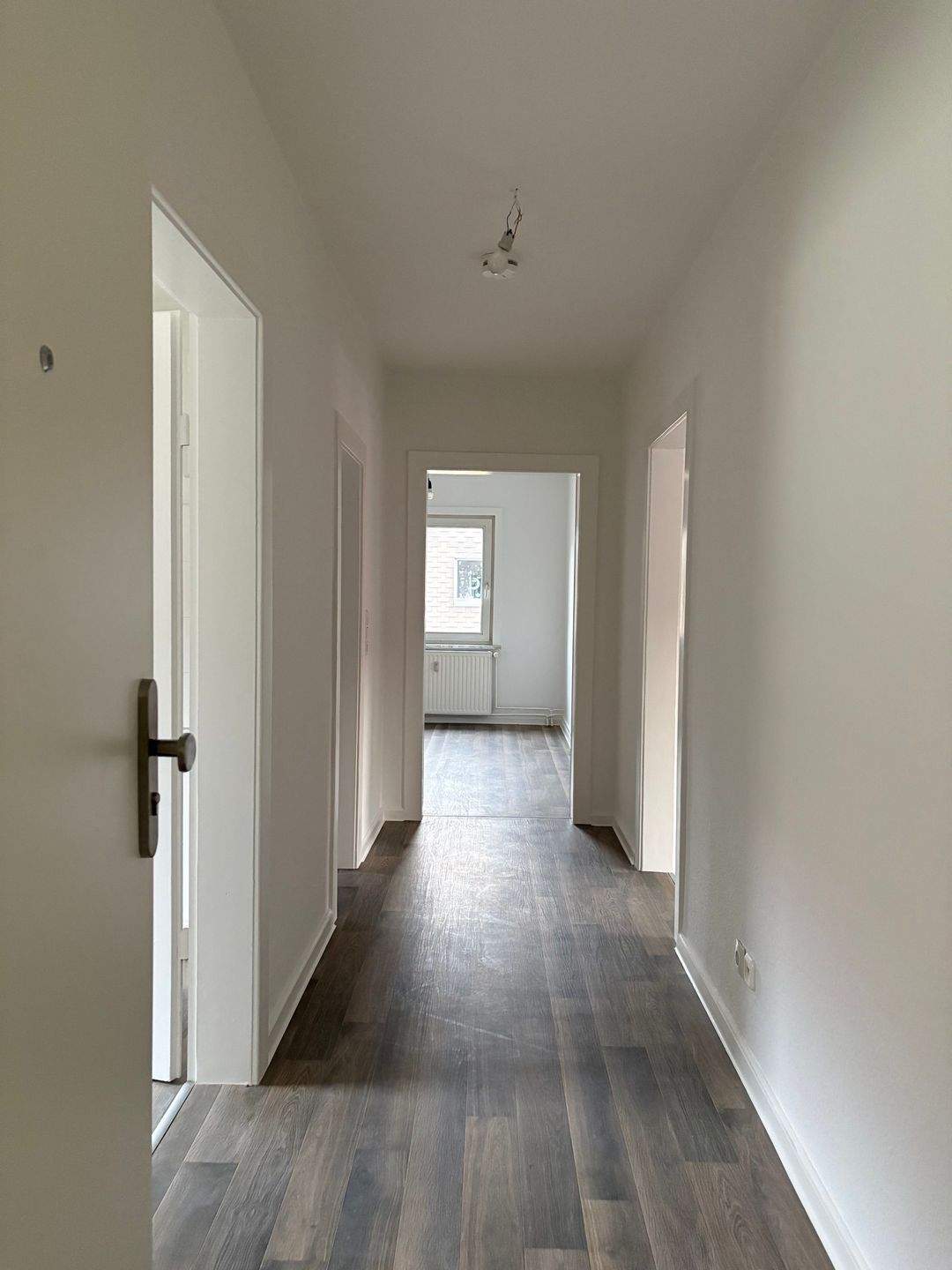 Thumbnail-WIR RENOVIEREN FÜR SIE: Charmate 3-Zimmer-Wohnung in Grundschulnähe sucht Familie!