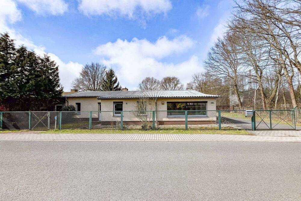 Thumbnail-Bezugsfreies Einfamilienhaus mit 2 Gewerbeflächen, großer Garage und Ausbaupotenzial
