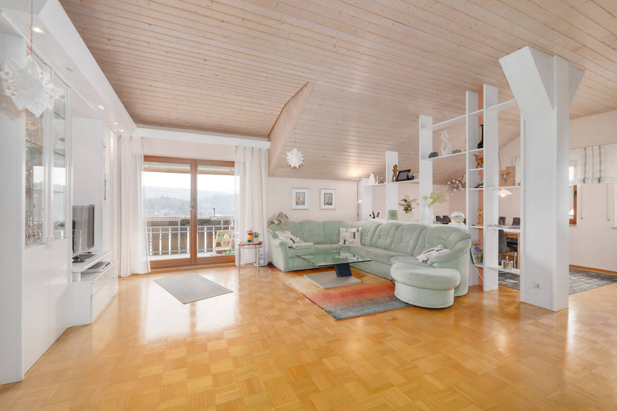 Thumbnail-Seltene Gelegenheit! Stilvolle 3,5-Zimmer-DG-Wohnung mit Kamin und Garage und toller Aussicht!