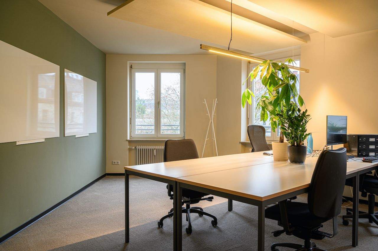 Büroraum mit 4 Arbeitsplätzen
