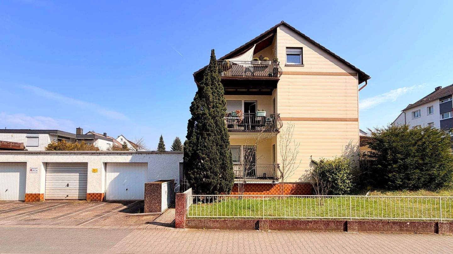 Thumbnail-Gepflegtes 3 Familienhaus mit 4 Garagen und schönem Eckgrundstück