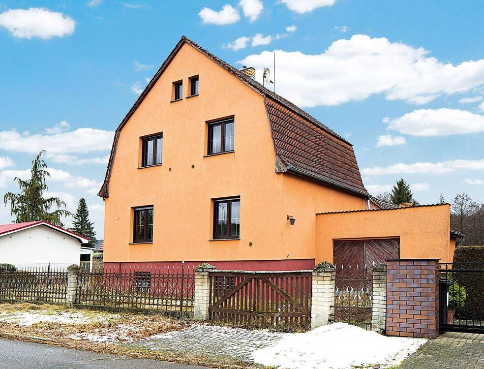 Thumbnail-Freistehendes Einfamilienhaus mit sanierungsbedürftigem Gartenhaus