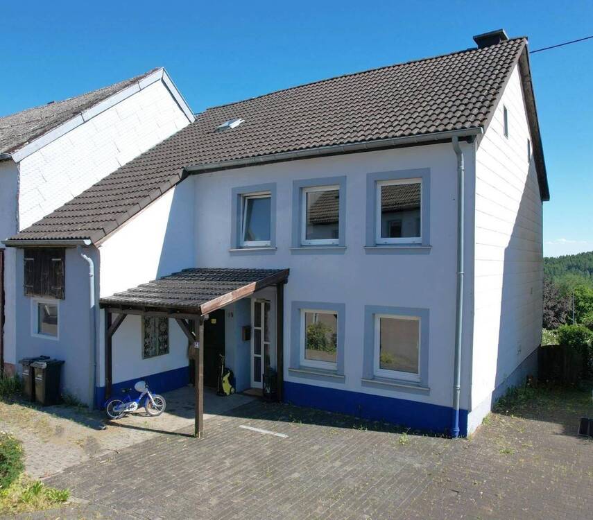 Thumbnail-Einseitig angebautes Wohnhaus mit Stall, Balkon, Garten, Carport und schöner Aussicht in Schüller