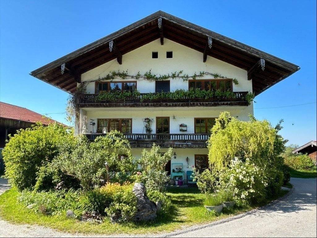 Thumbnail-Bauernhaus am Samerberg in zwei Haushälften geteilt - mit drei separaten Wohneinheiten