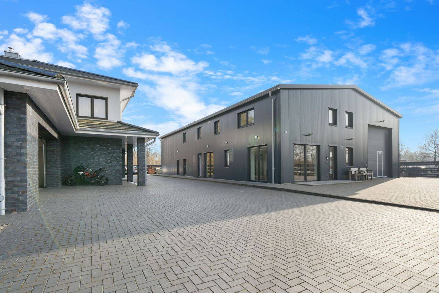 Thumbnail-Wohnen und Arbeiten perfekt kombiniert - hochwertiges Haus mit modernem Betriebsgebäude