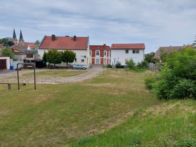 Thumbnail-3 Objekte im Paket: 4-Familien-Haus + Zweifamilien-Haus + großes Baugrundstück in Hecklingen