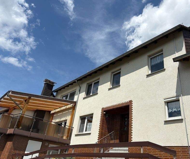 Thumbnail-KEINE MODERNISIERUNG NOTWENDIG, Gepflegtes Einfamilienhaus, umfangreich modernisiert, 2 Garagen und angelegter Garten