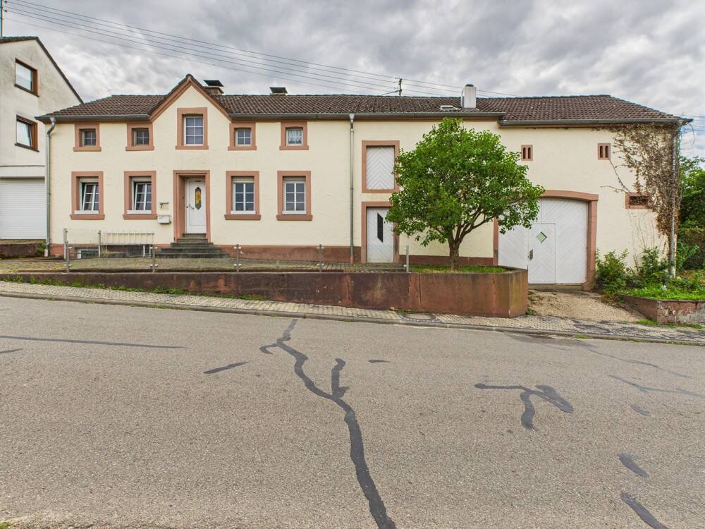 Thumbnail-Sanierungsbedürftiges Einfamilienhaus mit Scheune.