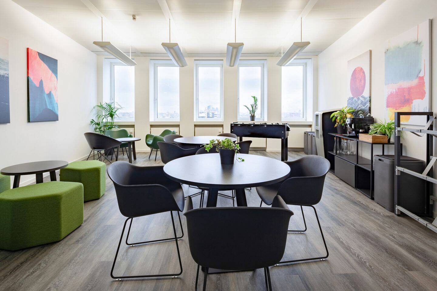 Thumbnail-Rivvers Offenbach: Flexibler Büroraum mit 3 Arbeitsplätzen und Skylineblick