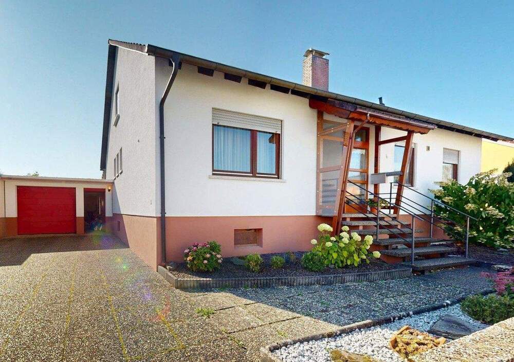 Thumbnail-~~ GEPFLEGTES EFH MIT GARAGE, PARTYKELLER UND GARTEN IN UNVERBAUTER LAGE VON SCHWEIGHOFEN ~~