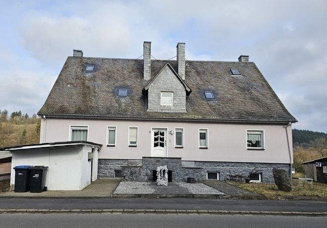Thumbnail-Großzügiges und geräumiges Zweifamilienhaus mit viel Nutzfläche - Ideal für gewerbliche Nebenutzung