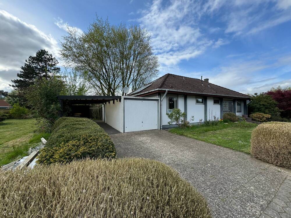 Thumbnail-Modernisierter Winkelwalmdachbungalow auf großzügigem Grundstück