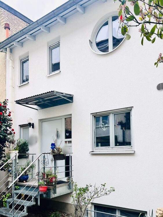 Thumbnail-Urbane Oase in Karlsruhe: Stilvolles Reihenmittelhaus mit Garten & Dachterrasse