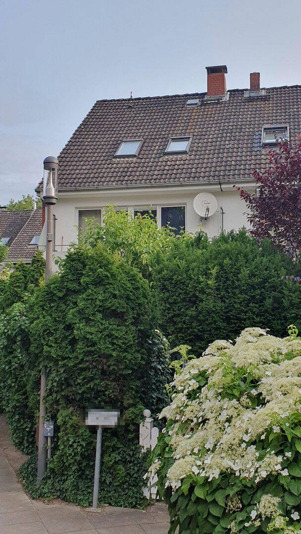Südseite (mit Balkon Terrasse)
