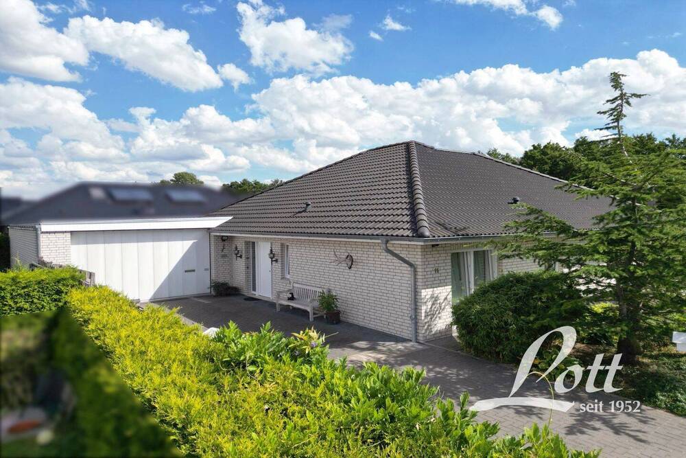 Thumbnail-+Erstklassiger Bungalow mit wohnmobilgeeigneter Garage in attraktiver Siedlungslage in Augustfehn!+