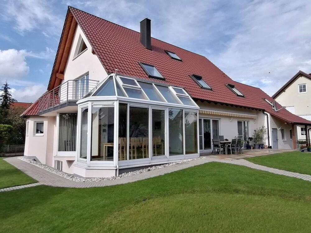 Thumbnail-Gepflegtes Einfamilienhaus mit zwei Wohneinheiten und großem Grundstück in ruhiger Lage