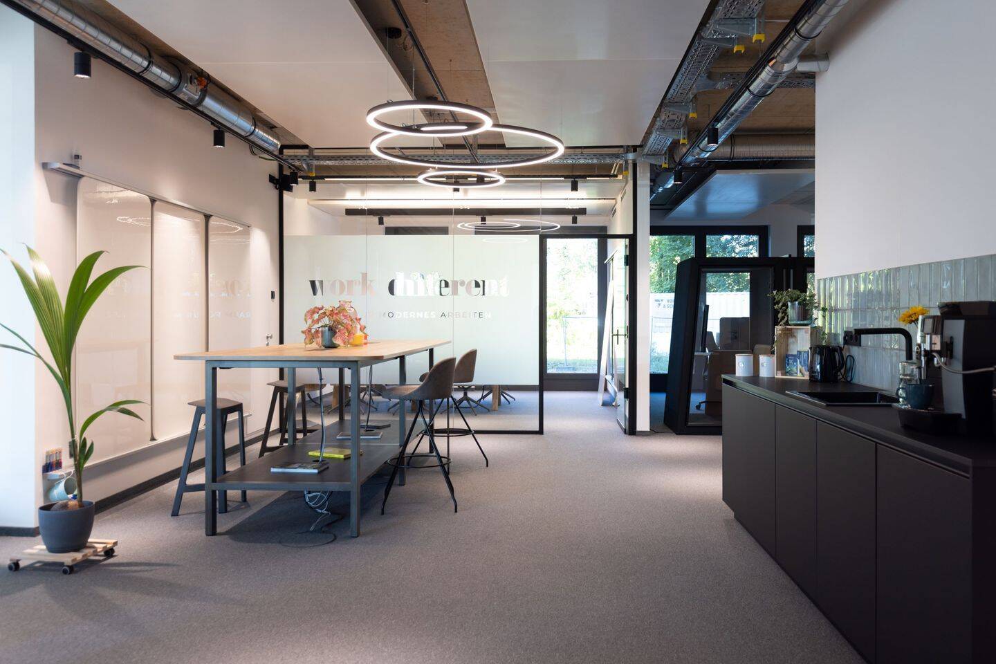 Thumbnail-Fix-Desk: Fester Arbeitsplatz im modernen Coworking - Rundum-Sorglos-Paket