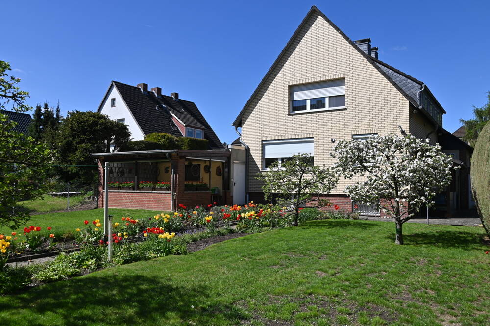 Thumbnail-Provisionsfrei für den Käufer....!!! Zweifamilienhaus nebst großer Garage in ruhiger Lage ..... !!!