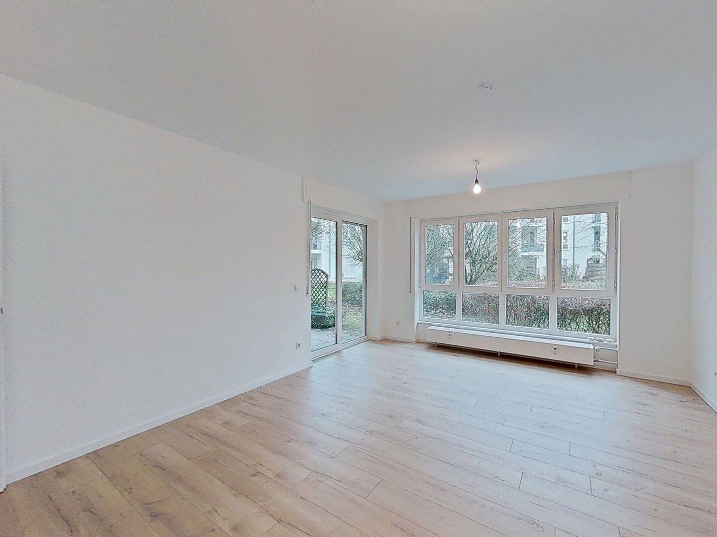 Thumbnail-** Erstbezug nach Sanierung ** Große 2-Zimmer-Wohnung mit sonniger Terrasse und Wannenbad