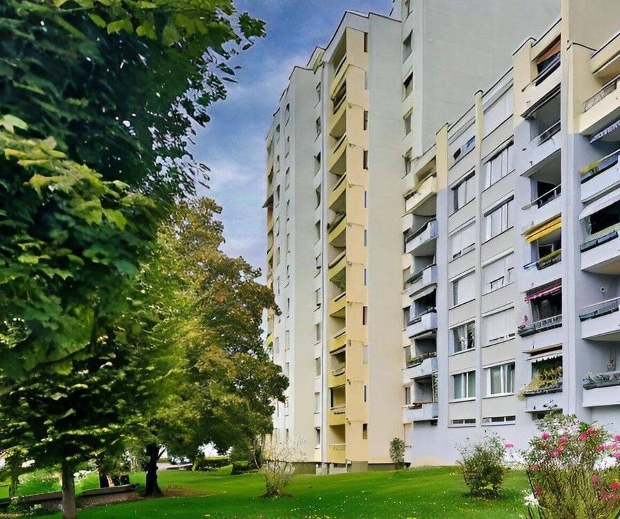 Thumbnail-Helle 4,5 Zimmer-Wohnung mit Balkon, Aufzug und Tiefgaragenstellplatz in ruhiger Lage von Ludwigsburg