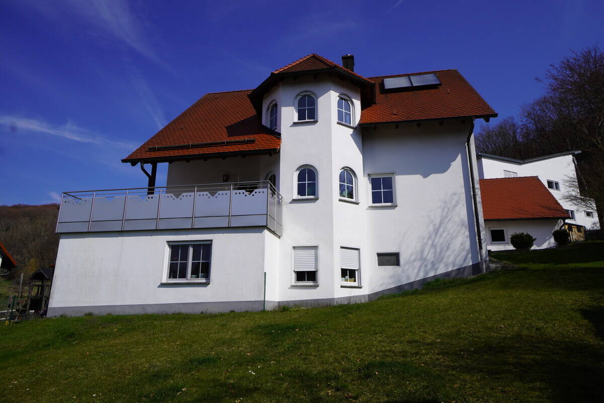Thumbnail-Geräumiges Einfamilienhaus in Hanglage mit Balkon und ausgebautem Spitzboden in Weißenbrunn