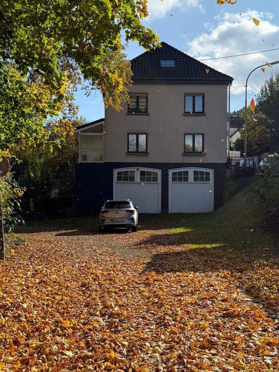 Thumbnail-Freistehendes Zweifamilienhaus mit 4 Garagen in sonniger, ruhiger Wohnlage in Mettlach!