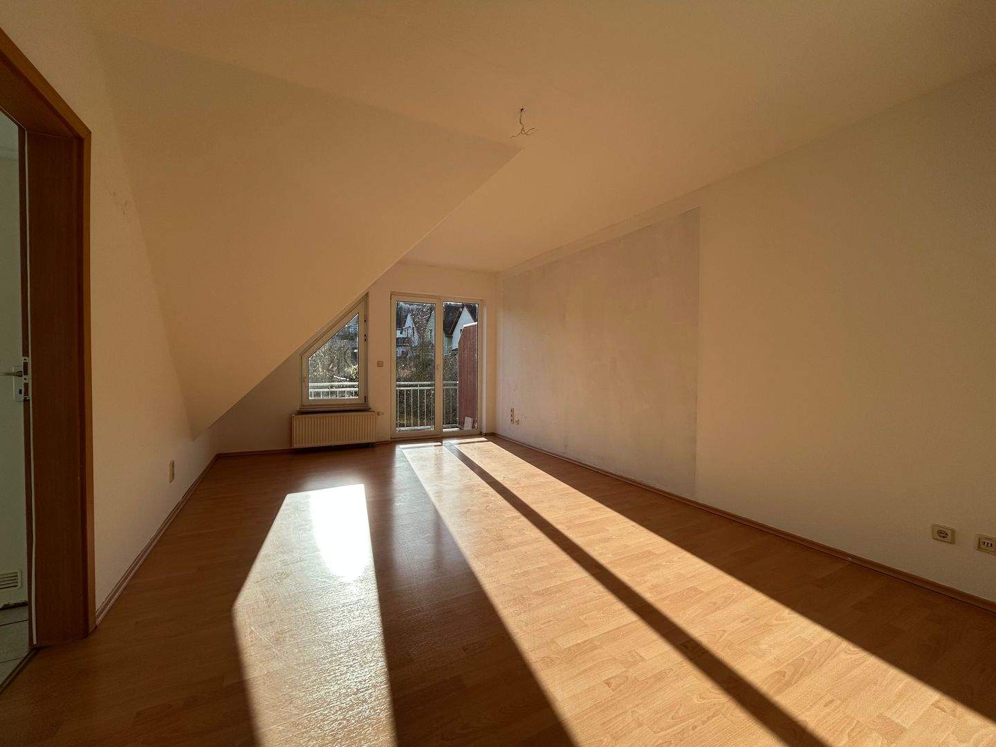 Thumbnail-RESERVIERT ! Schöne 4-Zimmer-Dachgeschosswohnung über 2 Etagen mit Balkon in schöner und ruhiger Wohnlage von Rudolstadt zu vermieten