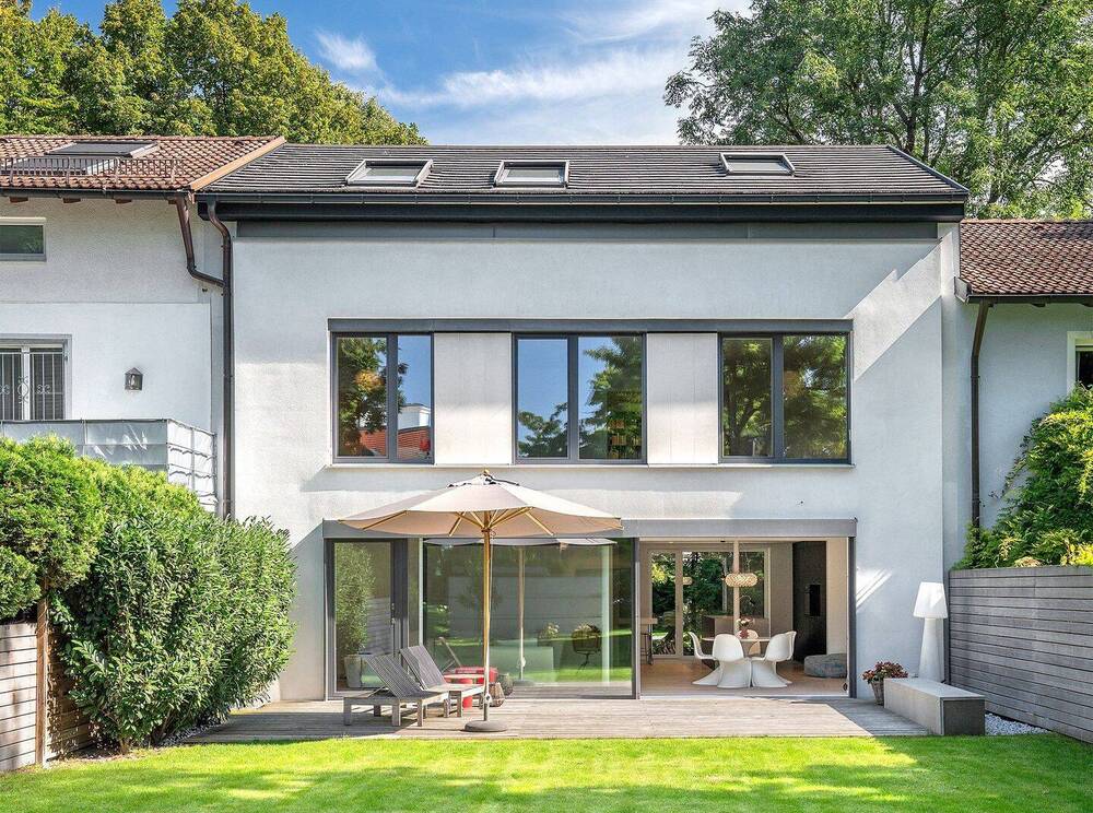 Thumbnail-Zeitloses Design trifft elegante Architektur. Stadthaus auf weitläufigem Südgrundstück.