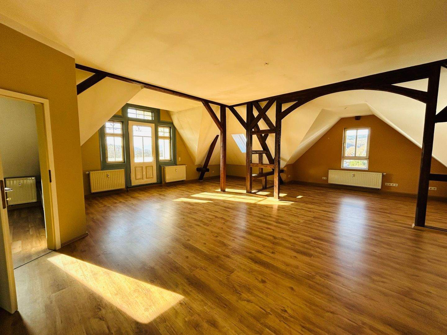 Thumbnail-Indivduelle 3 12-Zimmer-Dachgeschosswohnung mit Balkon in bester Wohnlage von Rudolstadt, im Villenviertel zu vermieten