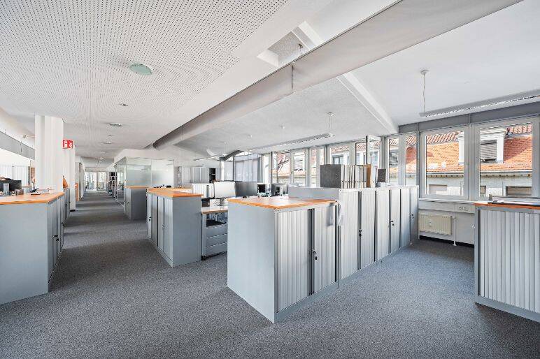 Thumbnail-Helles 16 m² Büro mit Glasabtrennung - 7 Plätze im Zentrum Stuttgart