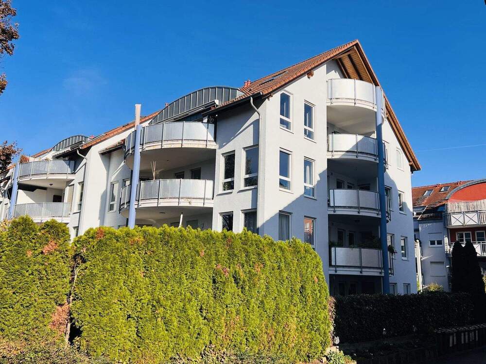 Thumbnail-Sehr helle 3,5 Zimmer-Wohnung mit GartenTerrasseStellplatz in der Tiefgarage und Außenstellplatz